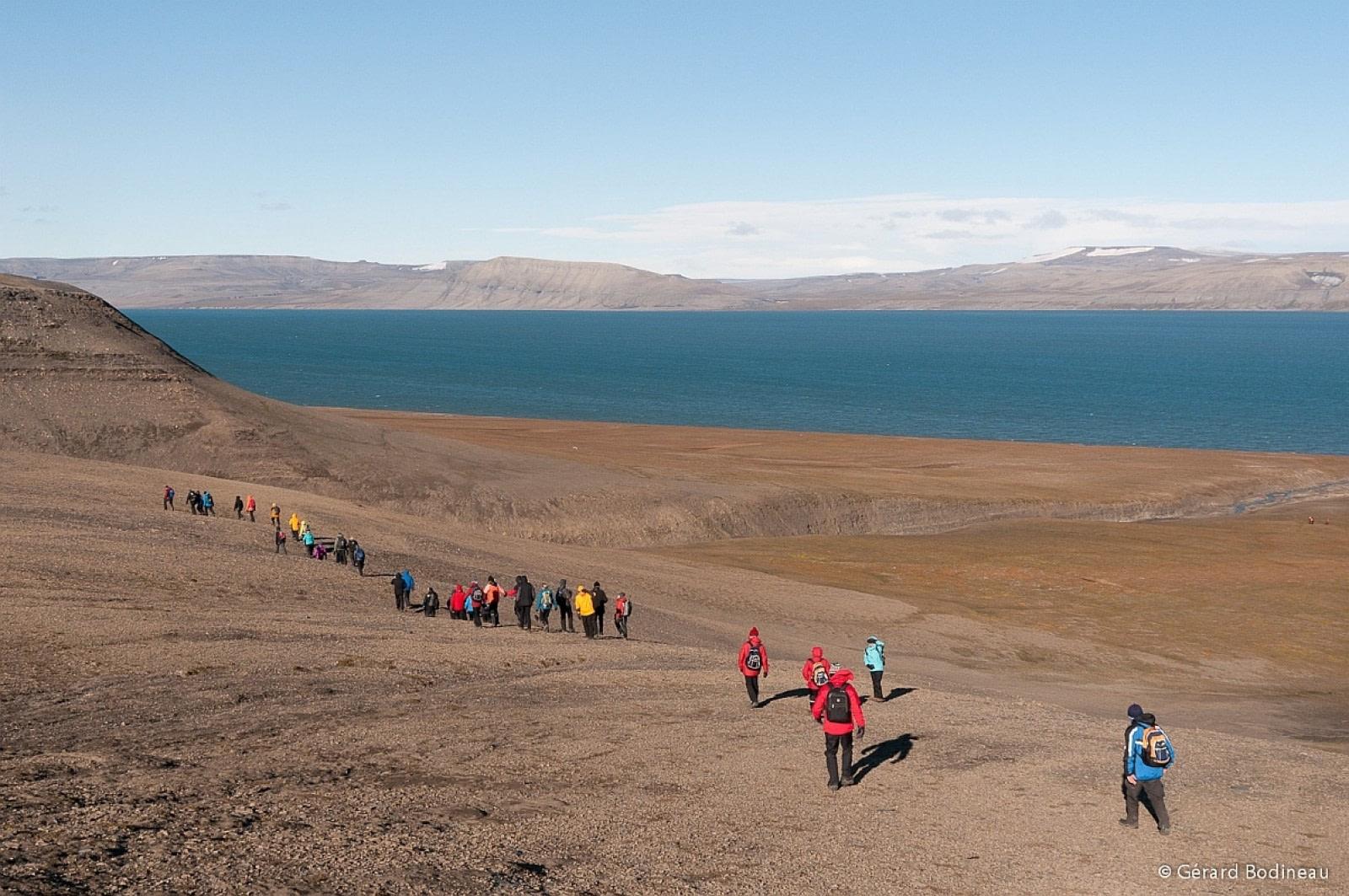 Este de Spitsbergen e Isla Bear, En el reino del Oso Polar y el Hielo, Limpiando las Costas, Incluyendo largas caminatas.