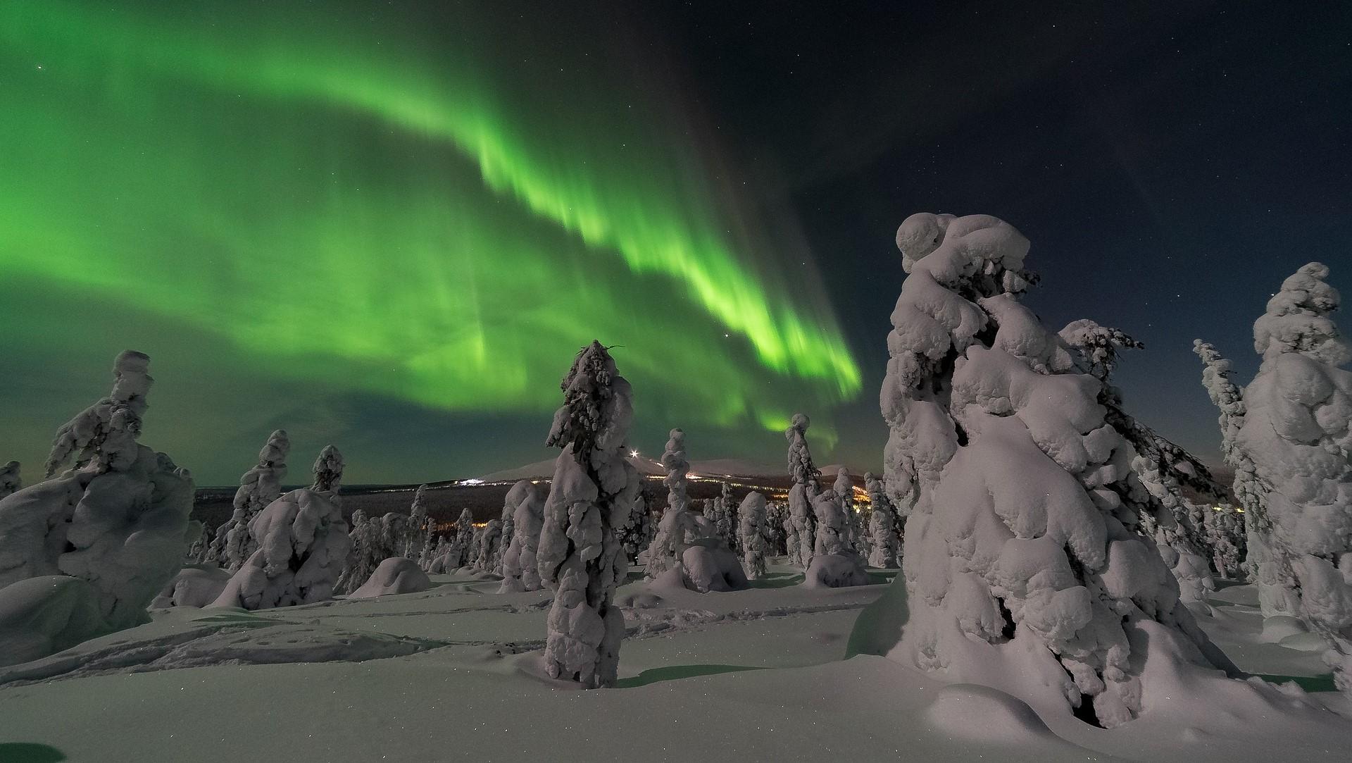 Aurora Borealis & Glass Igloo