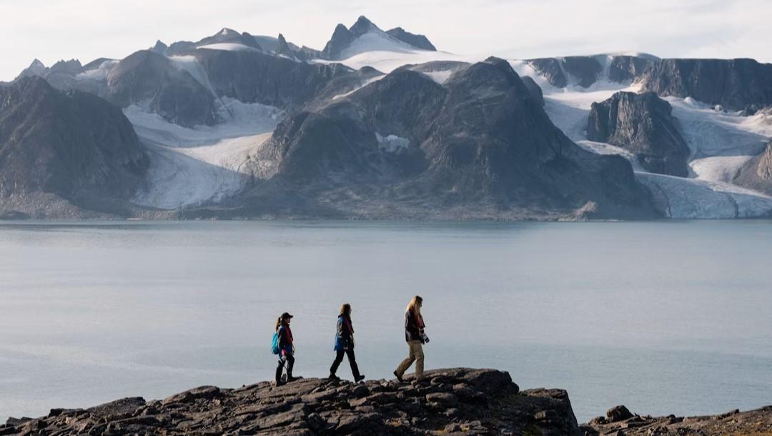 Polar Bears in the Changing Arctic: New Scientist Discovery Tours