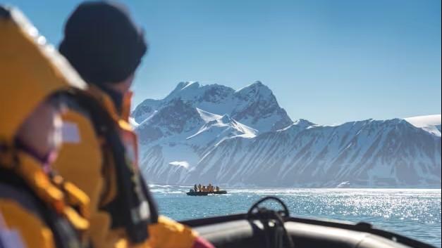 Svalbard en verano: tundra, ballenas y el sol de medianoche